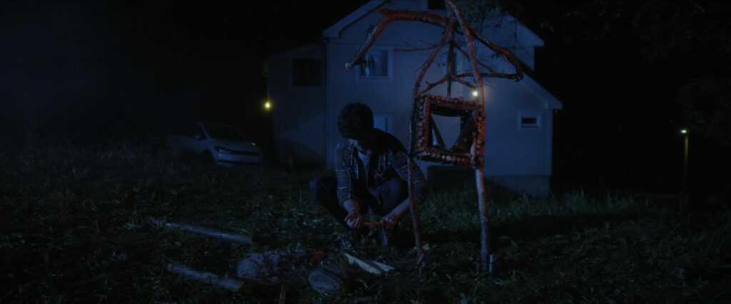 Isaac, gespielt von Ludovic Hughes, baut wie die anderen Inselleute in Sacrifice eine mysteriöse Skulptur in seinen Vorgarten, die an den schlummernden Mann erinnern soll.