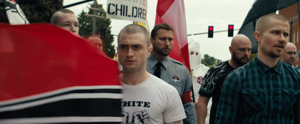 Ein glatzköpfiger Daniel Radcliffe marschiert unter Klansmen und Skinheads auf einer Nazi-Demo mit - Neu bei Prime im Mai 2020