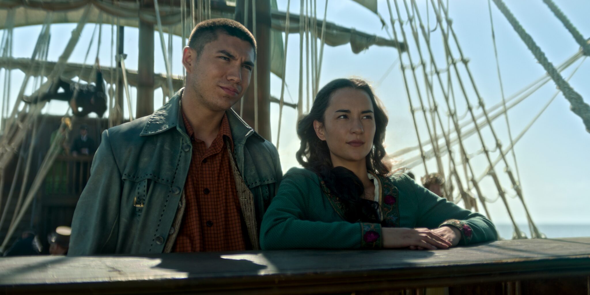 Archie Renaux als Malyen Oretsev, Jessie Mei Li als Alina Starkov in Shadow and Bone an Bord eines Segelschiffes.