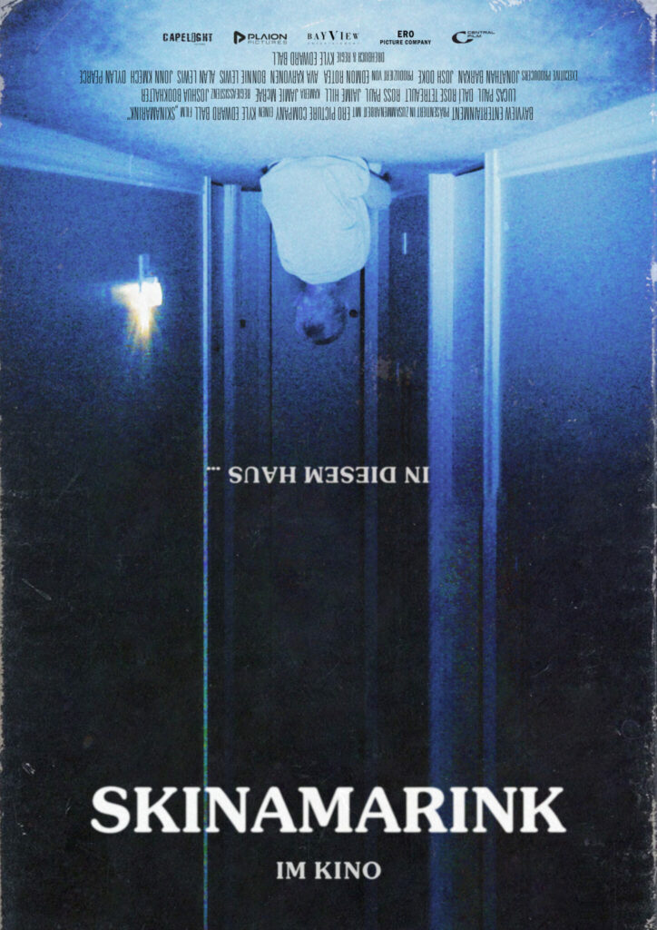 Das offizielle Poster von Skinamarink zeigt ein auf dem Kopf stehendes Zimmer mit einem Jungen, der auf dem Boden sitzt