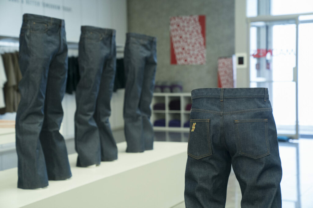 Jeans im Modeladen aus dem Film Slaxx