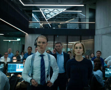 Die Zentrale des MI5. Im Mittelpunkt Kristin Scott Thomas mit einem jungen Kollegen, dahinter zahlreiche weitere Büromitarbeiter und Bildschirme.