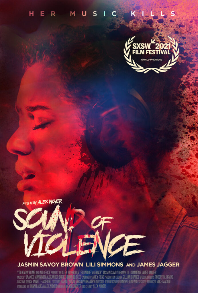Jasmin Savoy Browns Kopf mit Kopfhörern auf dem pink-rötlchen Plakat zum Film Sound of Violence