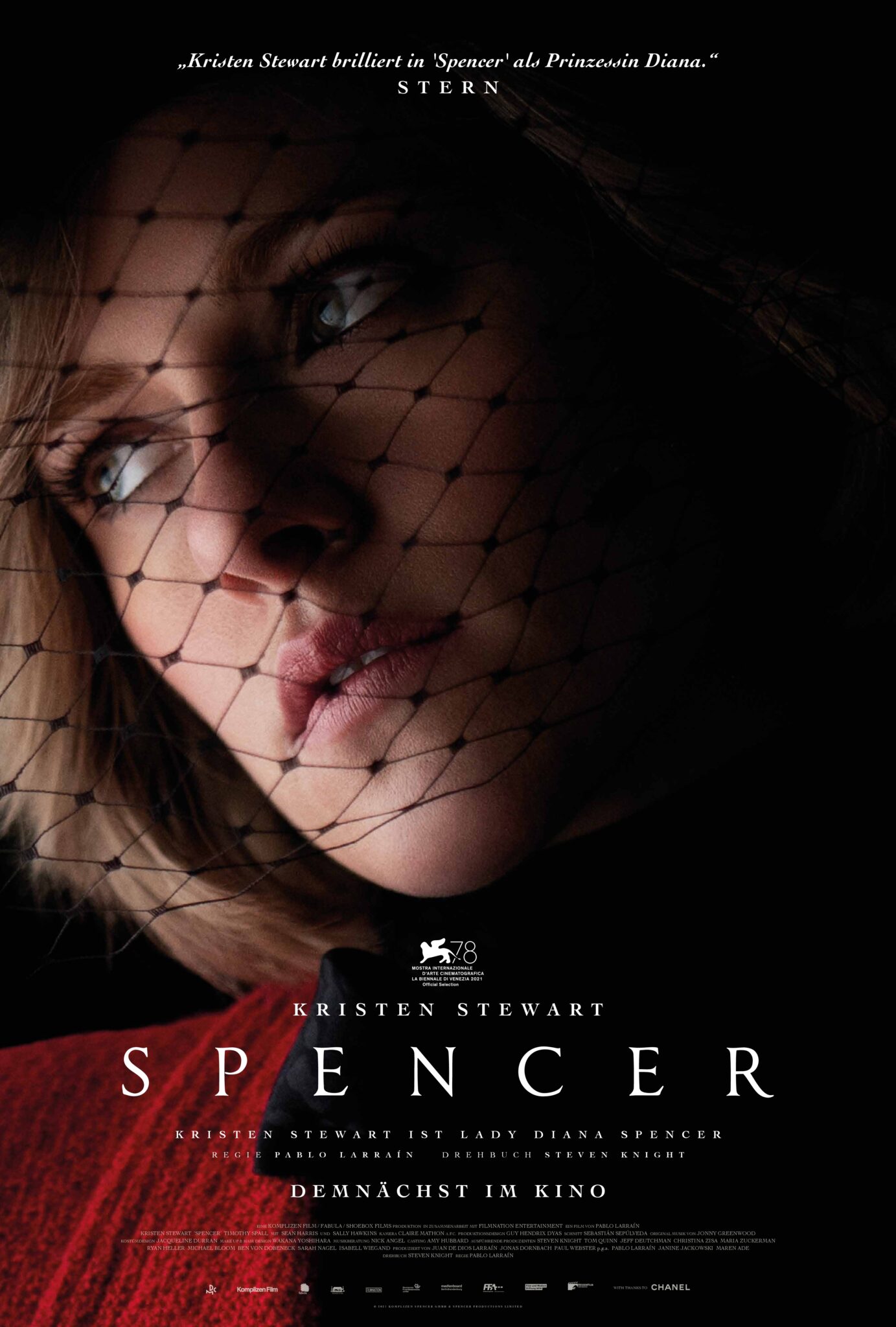 Auf dem Plakat ist das sorgenvolle und leicht verschleierte Gesicht von Kristen Stewart als Lady Diana zu sehen - Spencer