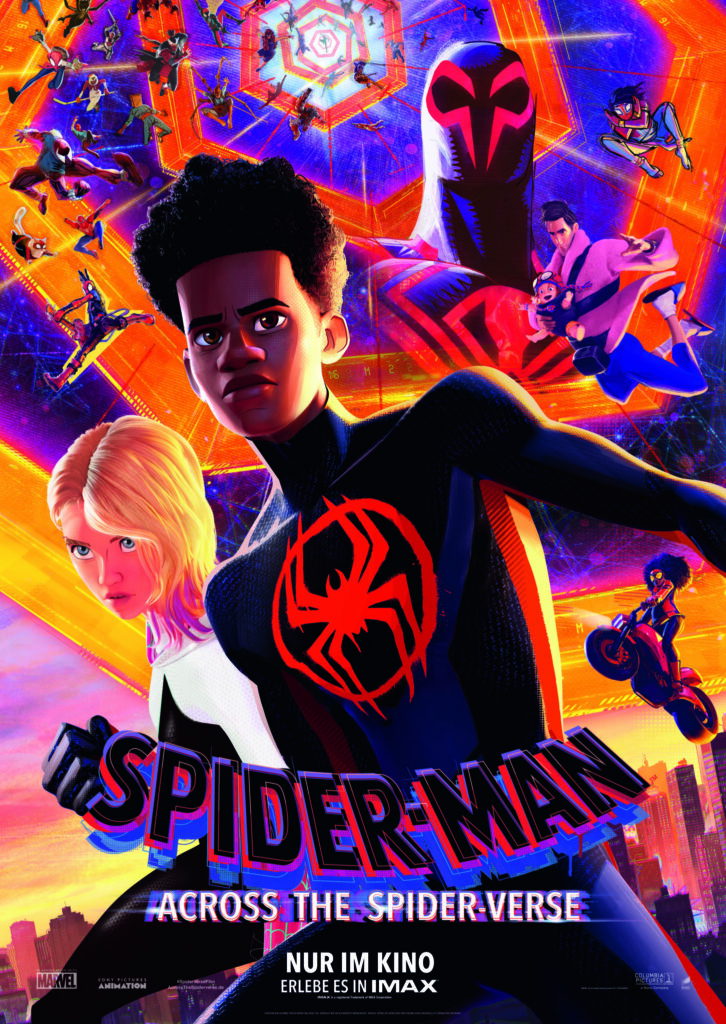 Auf dem Kinoplaka des Films Spider-Man: Across the Spider-Verse sieht man vorne in einem schwarzen Spider-Man-Kostüm einen Jungen mit dunkler Hautfarbe. Links neben ihm steht eine blonde, junge Frau. Im HIntergrund in orange-pinken Farben sind unterschiedliche Filmszenen zu erkennen. Die Figuren sind alle Animationen.