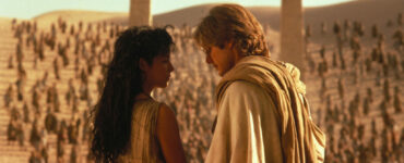 Daniel und Sha'uri nehmen sich bei der Hand, stehen vor dem versammelten Wüstenvolk - Stargate