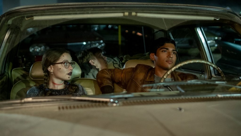 Stella und der charismatische Chuck (Austin Abrams) sitzen gemeinsam im Auto in Scary Stories To Tell In The Dark