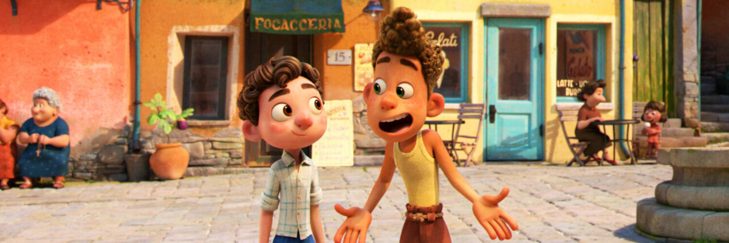 Disney/Pixars Luca zeigt die beiden Jungs Luca und Alberto, die auf einer Promenade in einer kleinen italienischen Stadt liegt. - Streamcatcher Podcast Juni 2021