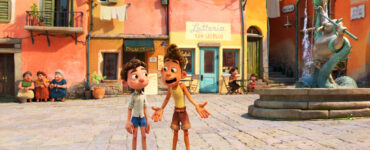 Disney/Pixars Luca zeigt die beiden Jungs Luca und Alberto, die auf einer Promenade in einer kleinen italienischen Stadt liegt. - Streamcatcher Podcast Juni 2021