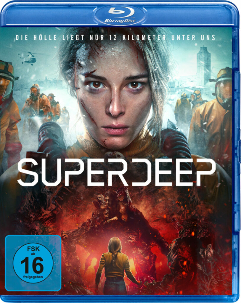 Das Cover der Blu-ray von Superdeep zeigt Anna, gespielt von Milena Radulovic, vor dem Hintergrund in Schutzanzüge gekleideter Helfer. Im unteren Bereich steht sie vor dem Monster der Tiefe.