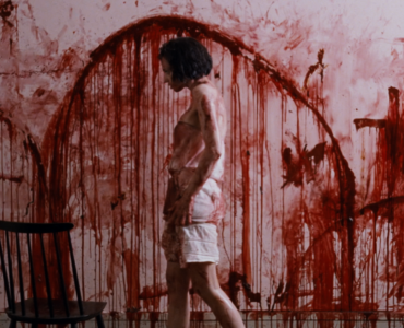 Béatrice Dalle schlendert an einer mit Blut beschmierten Wand entlang - Trouble Every Day.