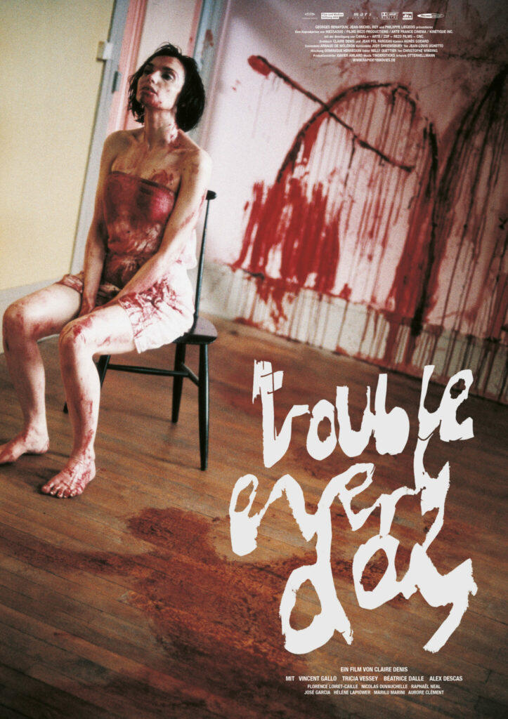 Die blutüberströmte Béatrice Dalle sitzt auf einem Stuhl in einem kargen Zimmer, dessen Wand auch mit Blutspritzern übersät ist auf dem Plakat zu Trouble Every Day.