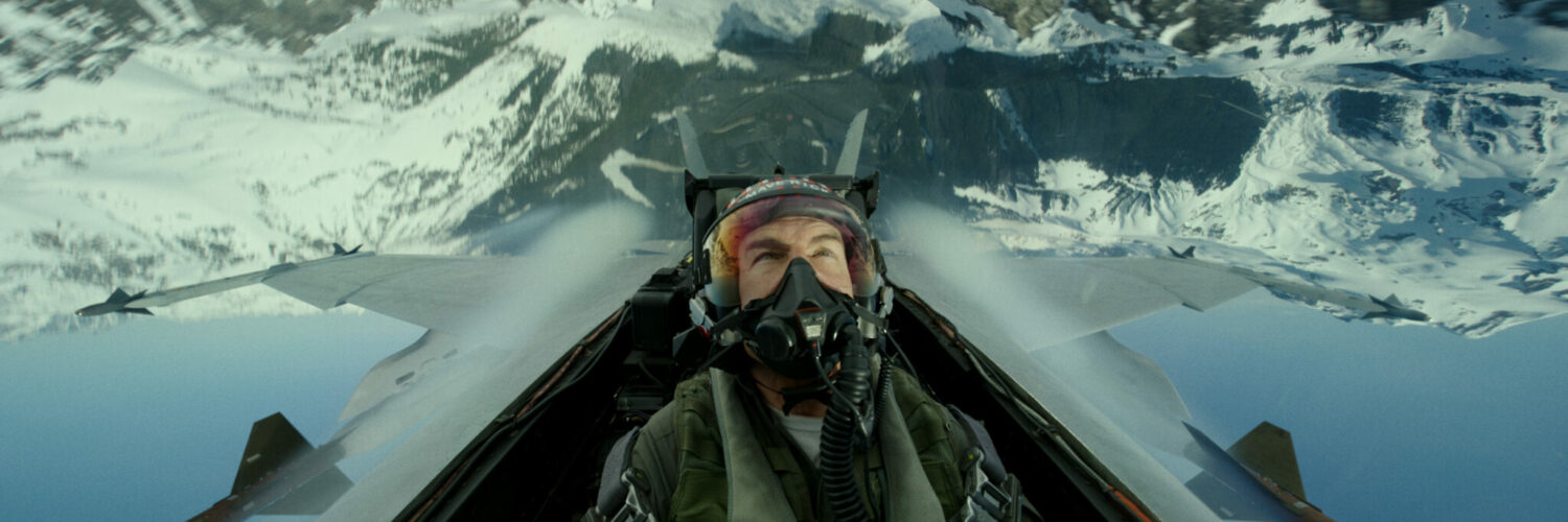 Ein Kampfjet-Pilot, auf dem Helm steht Maverick, in Top Gun 2: Maverick. Es handelt sich um Tom Cruise