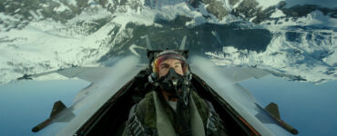 Ein Kampfjet-Pilot, auf dem Helm steht Maverick, in Top Gun 2: Maverick. Es handelt sich um Tom Cruise