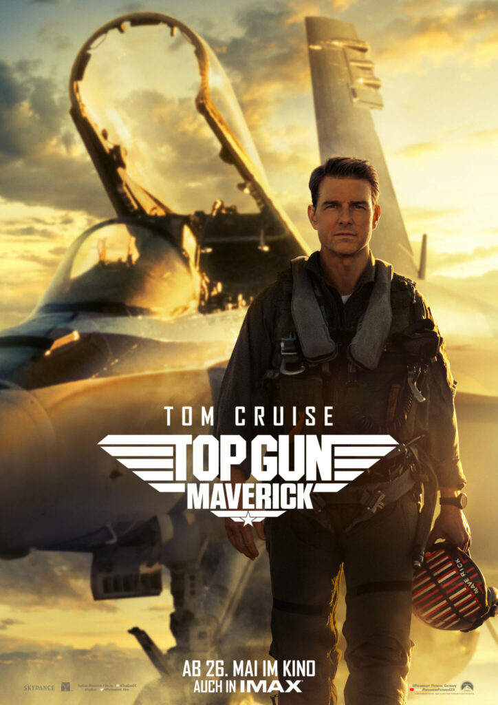 Auf dem Kinoplakat zu Top Gun 2: Maverick steht Tom Cruise vor einem Kampfjet.