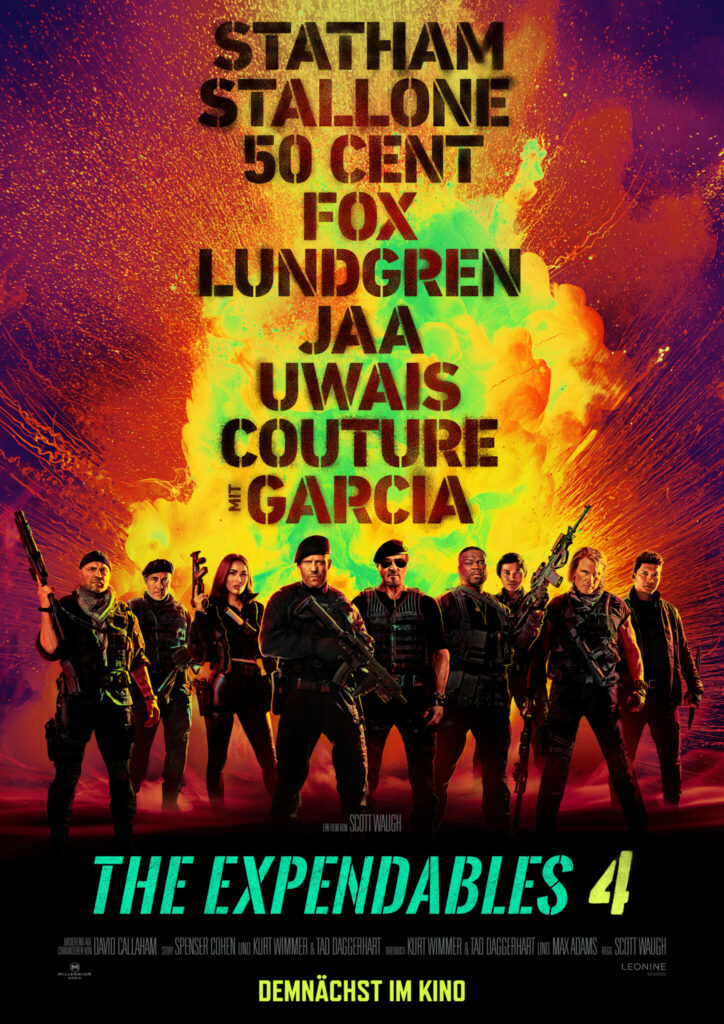 Auf dem Kinoplakat des Films The Expendables 4 sind die Nachnamen der Stars zu lesen. Im Hintergrund ist eine Explosionsblase zu sehen. Die Hauptdarsteller sind von links nach rechts in militärischem Equipment zu sehen.
