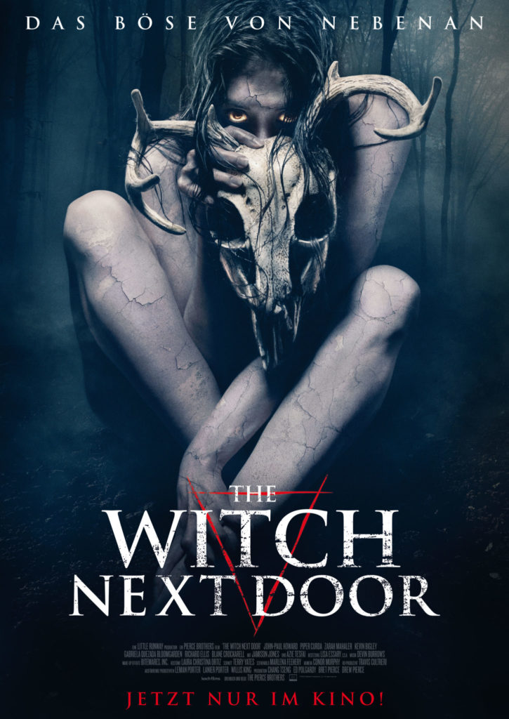 Das Filmposter zu The Witch Next Door zeigt eine mysteriöse Frau die einen Hirschkopf im Arm hat.