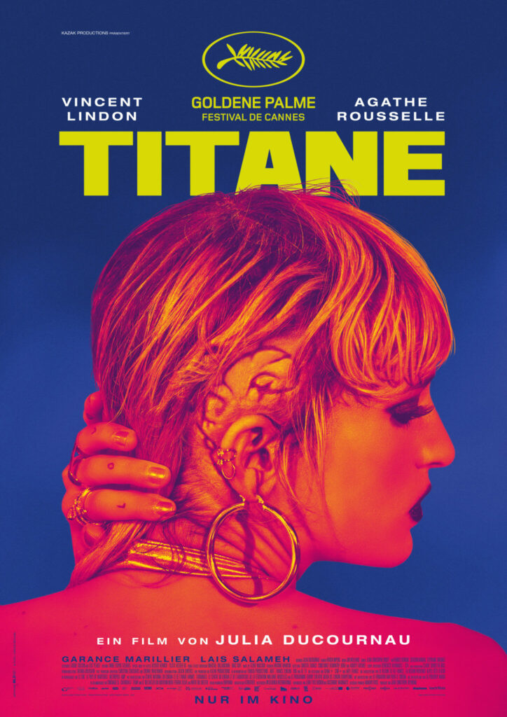 Das Kinoplakat zu Titane, in dem man die Narbe der erwachsene Hauptdarstellerin sieht.