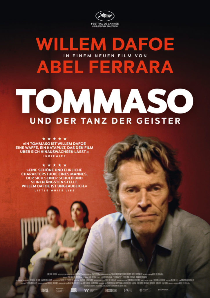 Auf dem Plakat zu "Tommaso und der Tanz der Geister" sitzt Willem Dafoe auf einer Couch und schaut gemeinsam mit den zwei Frauen hinter sich zur Kamera.