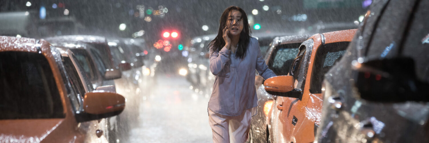Jo Yeon-soo bewegt sich, das Handy am Ohr, verzweifelt abends zwischen Autos auf der Straße - The Phone