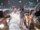 Jo Yeon-soo bewegt sich, das Handy am Ohr, verzweifelt abends zwischen Autos auf der Straße - The Phone
