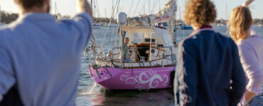 Ein Pinkes Segelschiff in der Mitte des Bildes