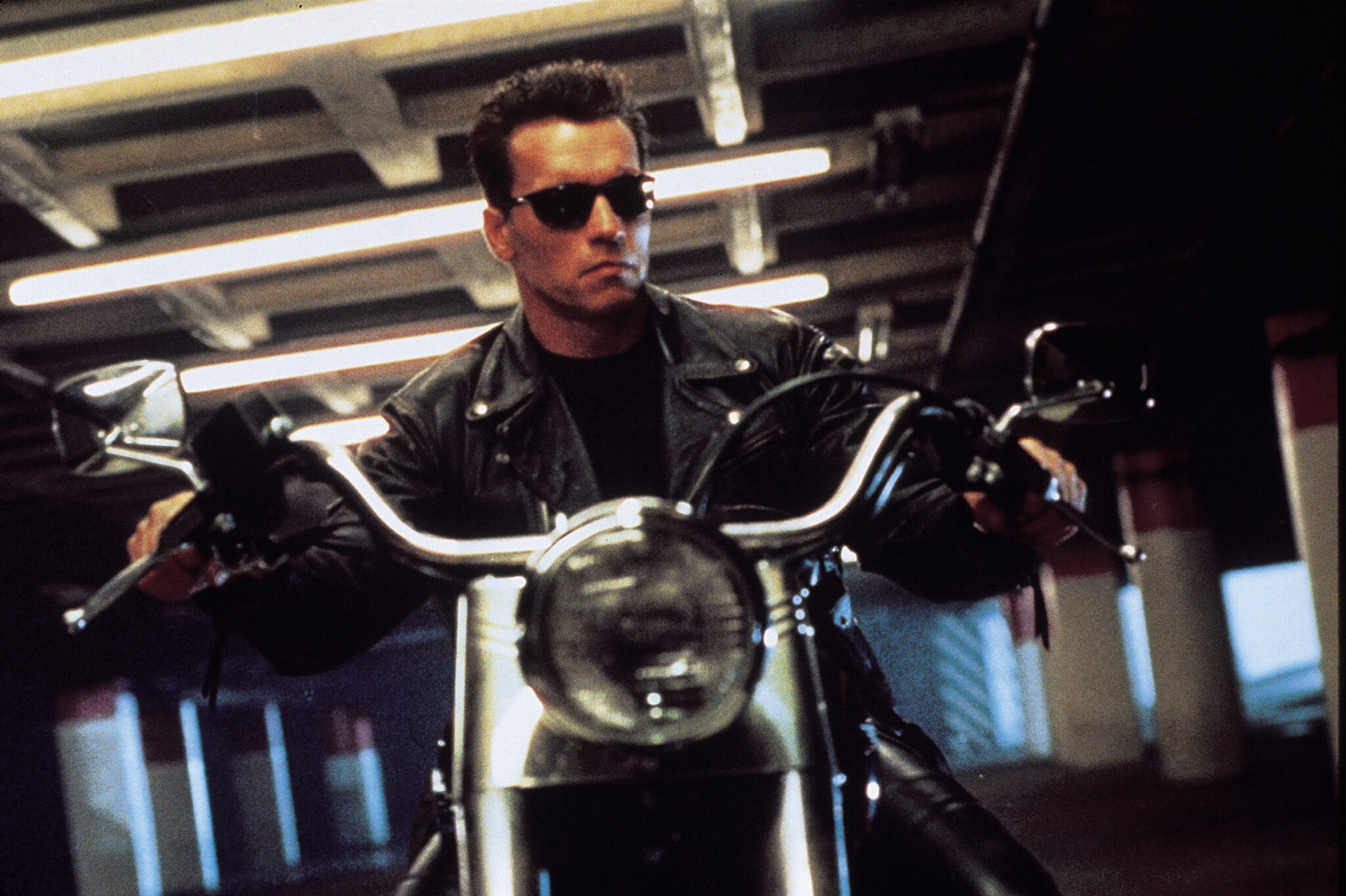 Arnold Schwarzenegger mt Sonnenbrille auf einem Motorrad