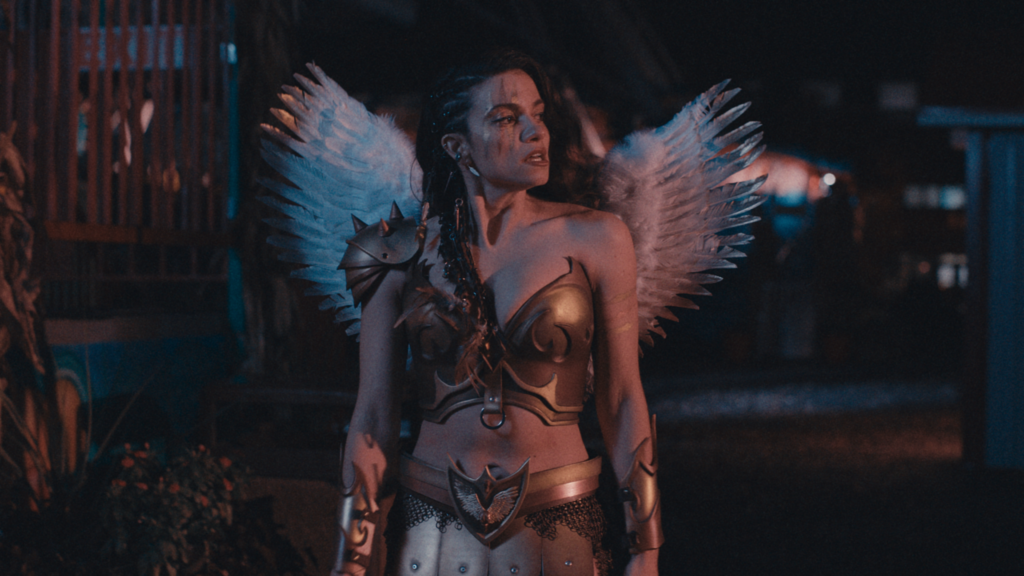 Lauren LaVera als Sienna in Terrifier 2 in ihrem amazonenhaften Halloweenkostüm inklusive Flügeln auf dem Rücken.