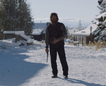 Isaac LeMay, gespielt von Sam Worthington, steht im letzten Duell im Schnee seinem letzten Sohn Cal - nicht im Bild - gegenüber.