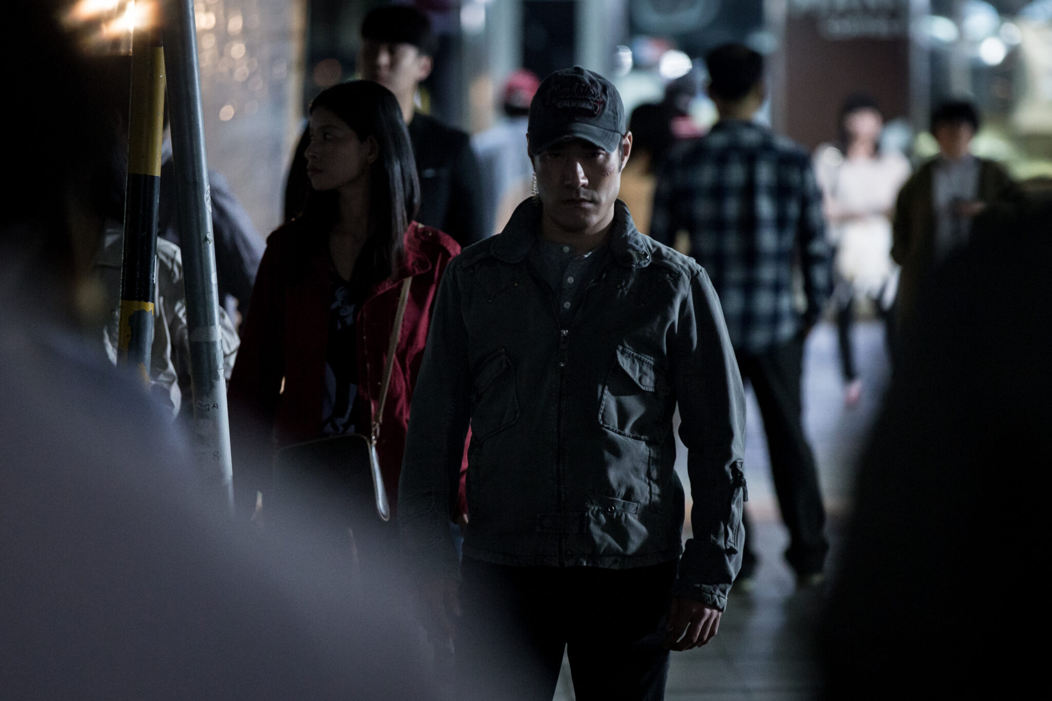 Do Yae-hyun bewegt sich abends unauffällig mit Cap durch die Fußgänger - The Phone