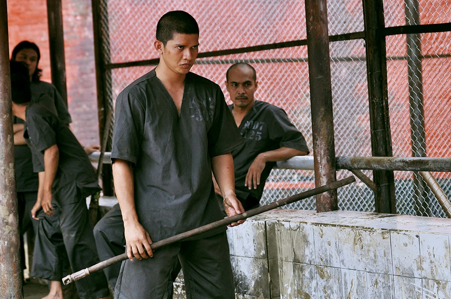 Iwo Uwais als Rama prügelt sich in The Raid 2 auch im Gefängnis mit dutzenden Insassen und Wärtern.