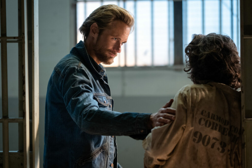 Randall Flagg, gespielt von Alexander Skarsgård, befreit in The Stand den halb verhungerten Kriminellen Lloyd Henreid, gespielt von Nat Wolff, aus dem Gefängnis. 
