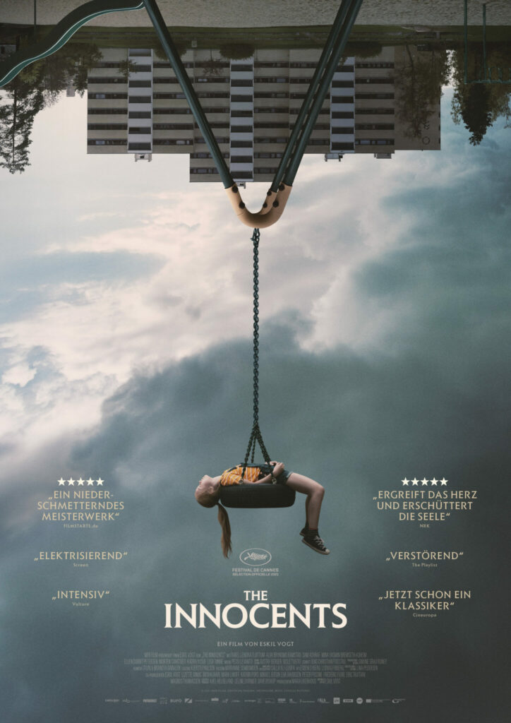 Das Kinoplakat zu The Innocents zeigt die Hauptfigur auf einer Schaukel. Im Hintergrund auf dem Kopf stehend ist eine Hochhaussiedlung.