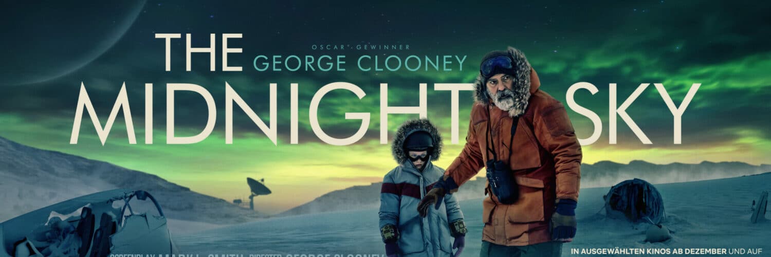 Der Titel The Midnight Sky steht längs in Großbuchstaben über das Titelbild geschrieben. Man sieht George Clooney in einer orangen Jacke mit Caoilinn Springall in einer grauen Jacke. Im Hintergrund sieht man die arktische Eiswüste und einen vom Nordlicht grün erleuchteten Himmel.
