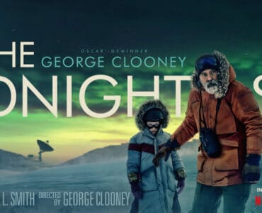 Der Titel The Midnight Sky steht längs in Großbuchstaben über das Titelbild geschrieben. Man sieht George Clooney in einer orangen Jacke mit Caoilinn Springall in einer grauen Jacke. Im Hintergrund sieht man die arktische Eiswüste und einen vom Nordlicht grün erleuchteten Himmel.