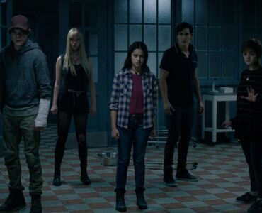 Charlie Heaton als Sam, Anya Taylor-Joy als Illyana, Blu Hunt als Dani, Henry Zaga als Bobby und Maisie Williams als Rahne stehen in einem verlassenen Krankenhaussaal und blicken angespannt in die Kamera in "The New Mutants".