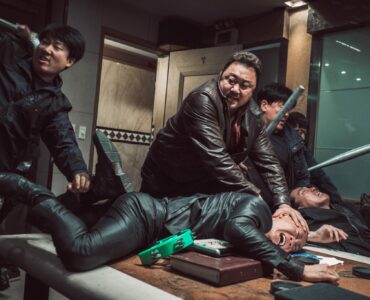 Der Cop Ma Seok-do (Ma Dong-seok aka Don Lee) im Einsatz gegen Seouls Banden. Die Gangster am Boden werden von Ma Seok-do festgehalten.