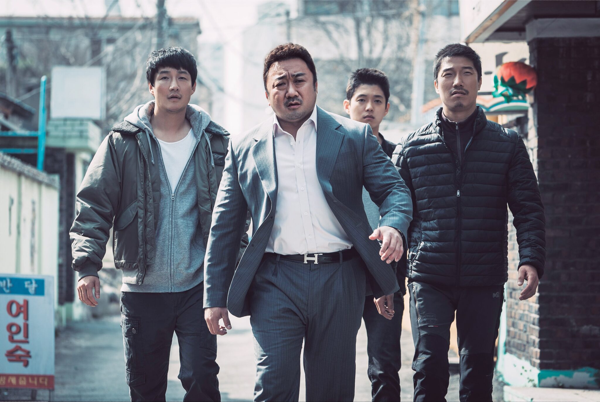 Der unkonventionelle Cop Ma Seok-do (Ma Dong-seok aka Don Lee) mit seinen Kollegen in den Straßen Seouls in The Outlaws.
