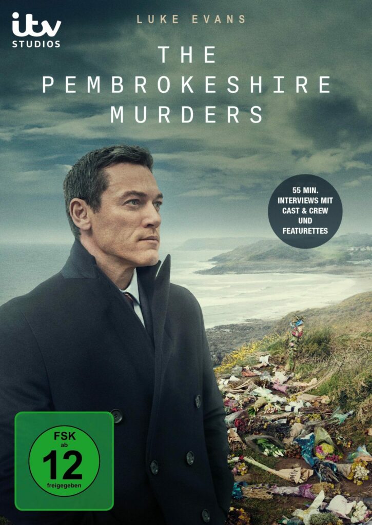 DVD Cover zu The Pembrokeshire Murders. Zu sehen ist Luke Evans an einer mit Blumen bedeckten Küstenfront. Er schaut in Richtung Land und trägt einen Anzug mit Mantel in schwarz.