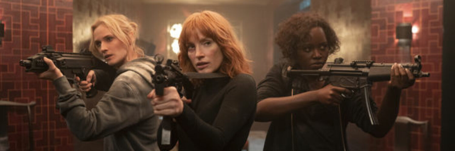 Diane Kruger, Jessica Chastain und Lupita Nyong'o stürmen, Maschinenpistolen im Anschlag, in ein Penthouse - The 355.