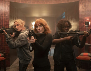 Diane Kruger, Jessica Chastain und Lupita Nyong'o stürmen, Maschinenpistolen im Anschlag, in ein Penthouse - The 355.