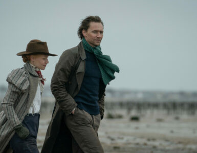 Claire Danes und Tom Hiddleston vor einem weiten Sandstrand.