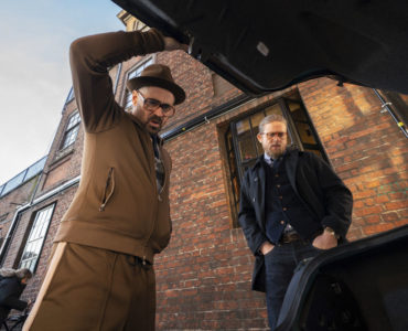Der Coach (Colin Farrell) und Ray (Charlie Hunnam) öffnen in The Gentlemen einen Kofferraum - Neu bei Prime im Dezember 2020