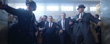 Robert de Niro bahnt Al Pacino in einem Gerichtssaal in The Irishman den Weg durch Polizisten und Journalisten - einer der besten Mafiafilme.