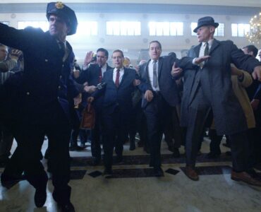 Robert de Niro bahnt Al Pacino in einem Gerichtssaal in The Irishman den Weg durch Polizisten und Journalisten - einer der besten Mafiafilme.