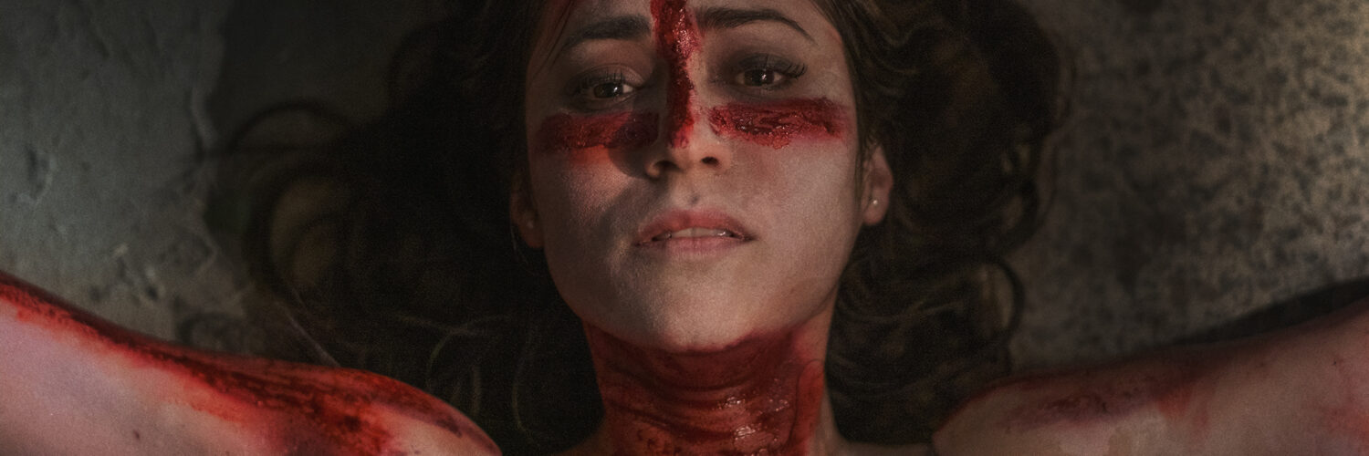 Cristina liegt am Boden und ist mit Blut verziert | The Old Ways