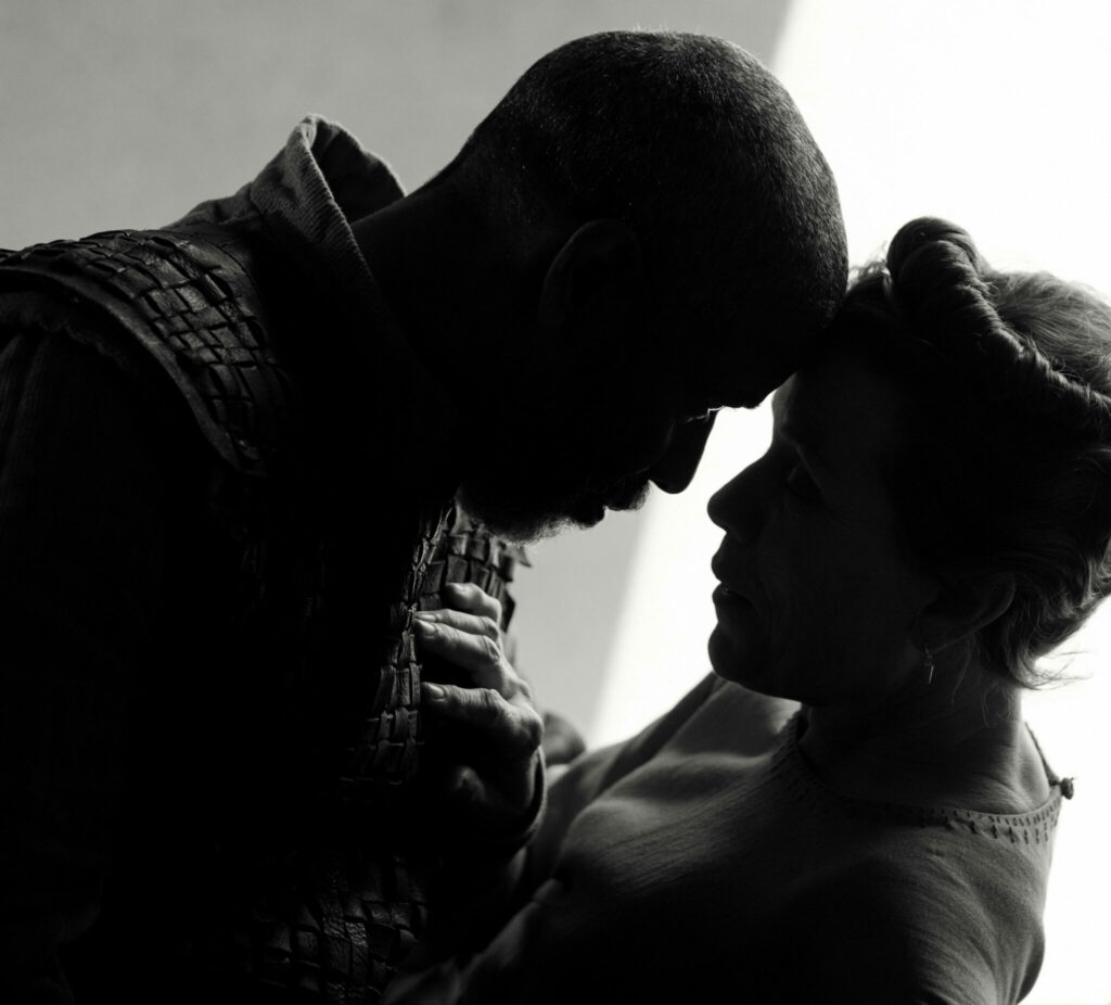 Denzel Washington und Frances McDormand spielen das Ehepaar Macbeth und halten hier Stirn an Stirn inne - Szenenbild aus The Tragedy of Macbeth.