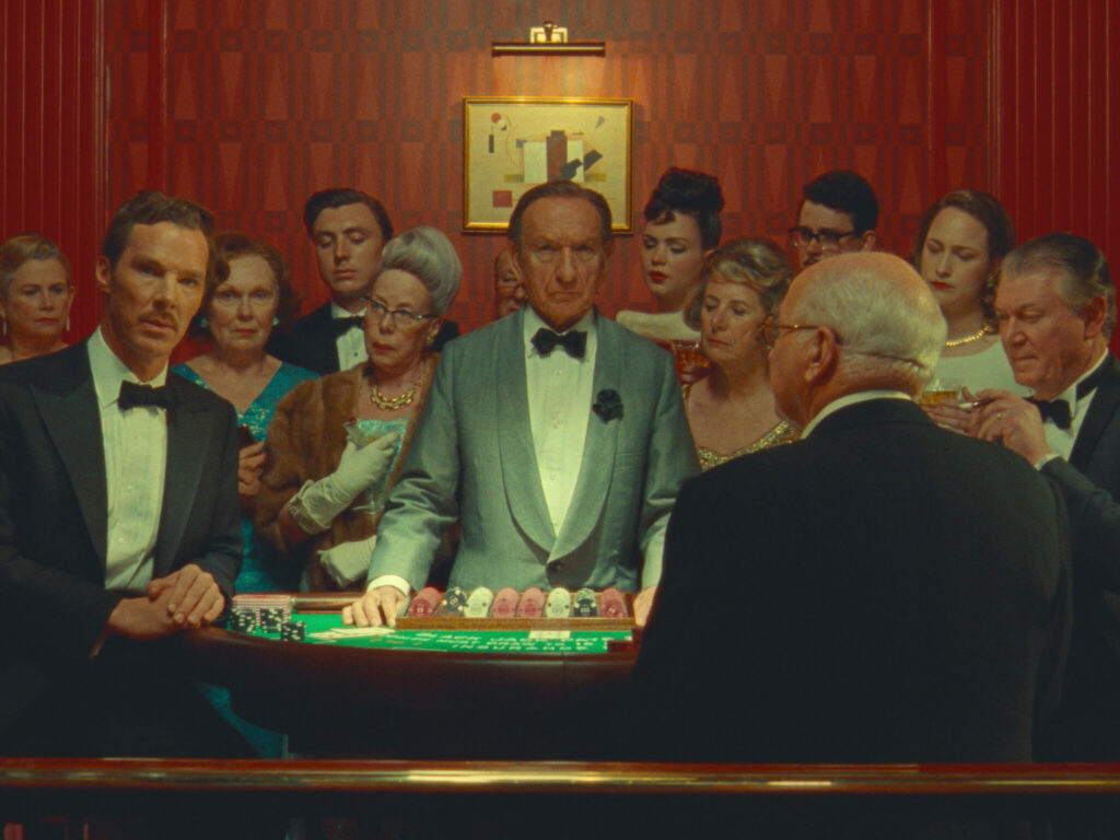 Auf dem Bild erkennt man Henry Sugar im Casino, wie er seine Fähigkeiten nutzt, um seine Glücksspiele für sich zu entscheiden.