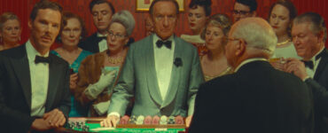 Auf dem Bild erkennt man Henry Sugar im Casino, wie er seine Fähigkeiten nutzt, um seine Glücksspiele für sich zu entscheiden.