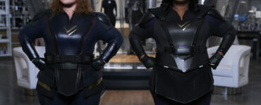 Das Bild zeigt Melissa McCarthy und Octavia Spencer als Superheldinnen-Duo in "Thunder Force". Beide stehen, in ihren Kostümen und in typischer Pose mit den Armen in die Hüften gestemmt, bereit für ihre Mission.